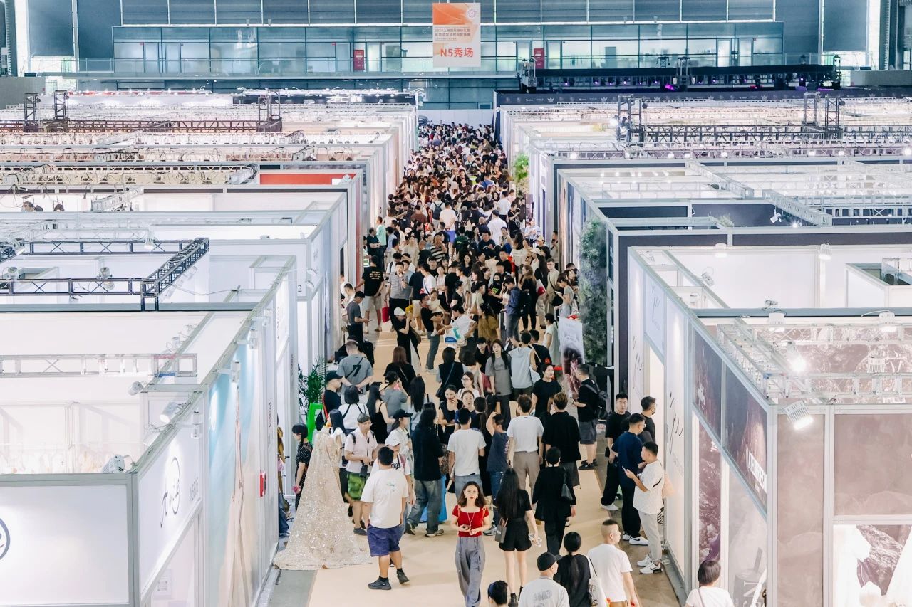 “蛇”来运转，2025上海国际婚纱蓝颜gtv时装周诚邀携手出圈