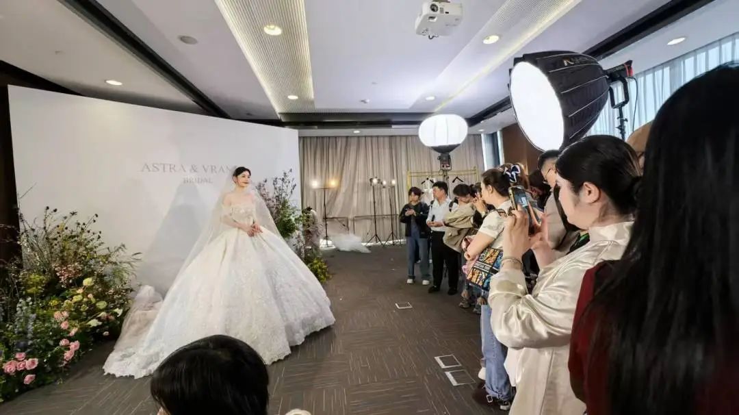 上海时装周官方合作蓝颜gtv
会AW2025 BRIDAL MODA盛大开幕